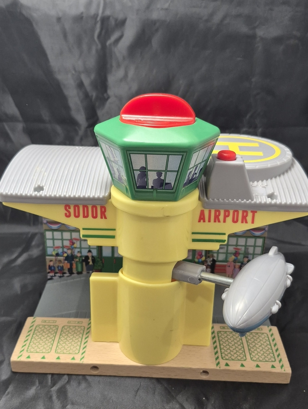 Thomas & Friends DTB96 Wooden Railway Sodor Airport Airship Hangar